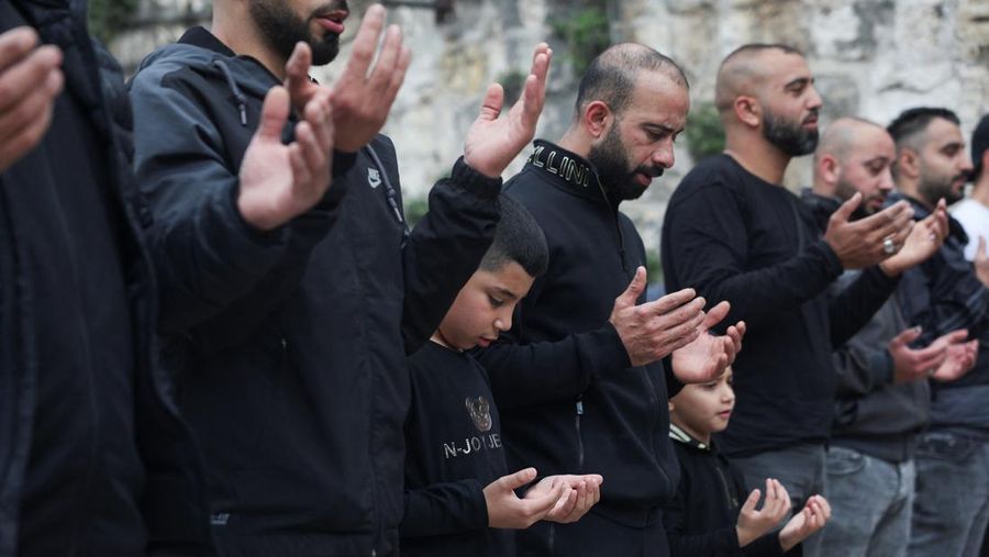 Umat muslim melaksanakan ibadah salat Jumat pekan pertama Ramadan di kompleks Masjid Al-Aqsa, Kota Tua Yerusalem, Jumat (15/3/2024). (REUTERS/Ammar Awad)