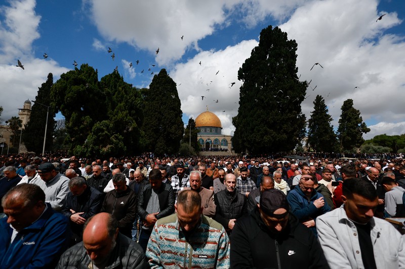 Umat muslim melaksanakan ibadah salat Jumat pekan pertama Ramadan di kompleks Masjid Al-Aqsa, Kota Tua Yerusalem, Jumat (15/3/2024). (REUTERS/Ammar Awad) Umat muslim melaksanakan ibadah salat Jumat pekan pertama Ramadan di kompleks Masjid Al-Aqsa, Kota Tua Yerusalem, Jumat (15/3/2024). (REUTERS/Ammar Awad)