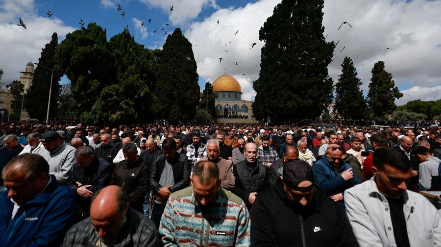 Umat muslim melaksanakan ibadah salat Jumat pekan pertama Ramadan di kompleks Masjid Al-Aqsa, Kota Tua Yerusalem, Jumat (15/3/2024). (REUTERS/Ammar Awad)