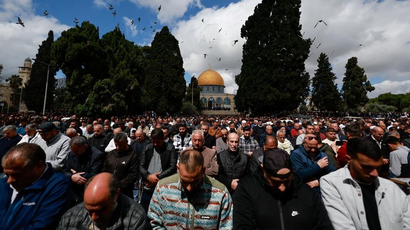Umat muslim melaksanakan ibadah salat Jumat pekan pertama Ramadan di kompleks Masjid Al-Aqsa, Kota Tua Yerusalem, Jumat (15/3/2024). (REUTERS/Ammar Awad)