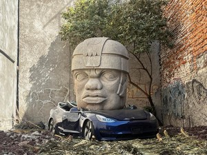 Tesla Rp 1,7 Miliar Ringsek Sengaja Ditimpa Patung 9 Ton