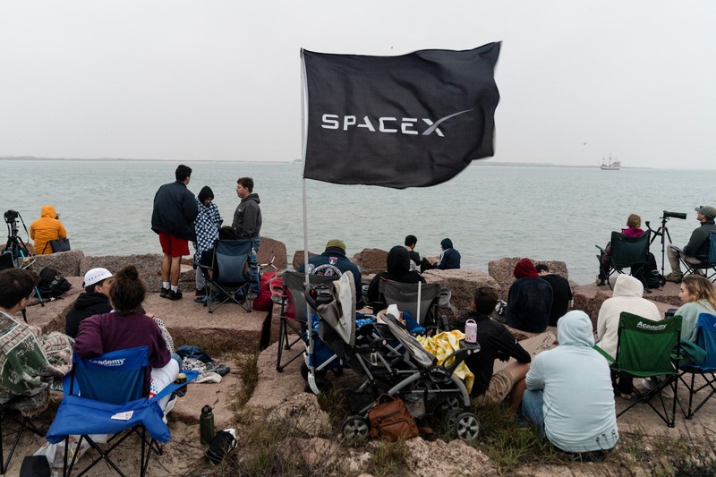 Para pekerja beristirahat sambil memindahkan bebatuan dan puing-puing dari area sekitar saat pesawat luar angkasa Starship generasi berikutnya milik SpaceX yang berada di atas roket Super Heavy. (REUTERS/Cheney Orr) Para pekerja beristirahat sambil memindahkan bebatuan dan puing-puing dari area sekitar saat pesawat luar angkasa Starship generasi berikutnya milik SpaceX yang berada di atas roket Super Heavy. (REUTERS/Cheney Orr)