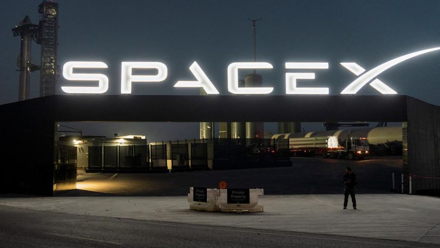 Warga mengamati pesawat ruang angkasa Starship generasi SpaceX, di atas roket Super Heavy lepas landas pada peluncuran ketiganya dari landasan peluncuran perusahaan Boca Chica dalam uji terbang tanpa awak, dekat Brownsville, Texas, AS 14 Maret 2024. (REUTERS/Cheney Orr)