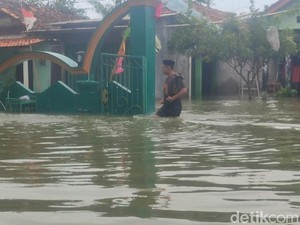 Cerita Pengungsi di Sayung Demak Terjang Banjir 1 Meter demi Salat Jumat