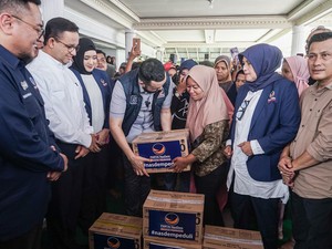 Kunjungi Warga Terdampak Banjir di Sumbar, Anies Beri Bantuan Sembako