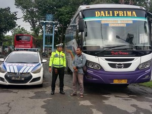 Viral Bus Ugal-ugalan di Lamongan, Polisi Tilang Sopir hingga Sita Bus
