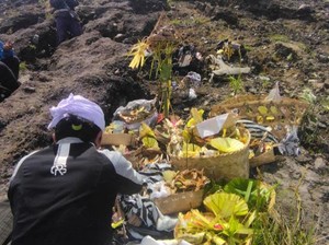 Upacara Pembersihan di Gunung Agung Setelah Pendaki Asal Semarang Tewas