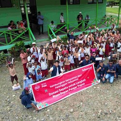 Telkomsel Salurkan Ratusan Pasang Sepatu Hasil Donasi Poin di Papua