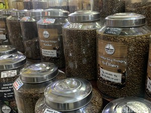 Ngopi dan Perbincangan Hangat di Dunia Kopi di Tengah Pasar Santa