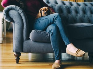5 Langkah Membersihkan Noda Tinta pada Kain Sofa agar Tidak Menyebar