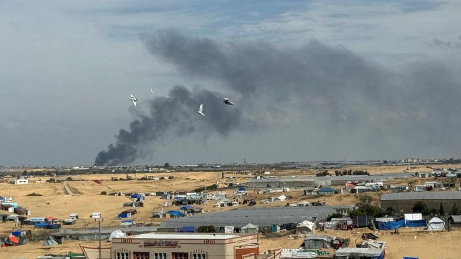 Asap mengepul selama operasi darat Israel di Khan Younis, di tengah konflik yang sedang berlangsung antara Israel dan kelompok Islam Palestina Hamas, seperti yang terlihat dari tenda kamp yang menampung pengungsi Palestina di Rafah, di selatan Jalur Gaza, 14 Maret 2024. REUTERS/Bassam Masoud