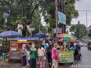 Berburu Takjil Murah Sambil Menunggu Buka Puasa di Patung Cepot Bandung