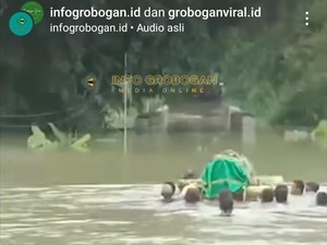 Viral Keranda Jenazah Terjang Banjir Gunakan Gedebok di Grobogan Jateng