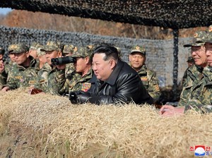 Kim Jong Un Naik Mobil Hadiah Putin-Awasi Latihan Pasukan Penerjun Korut