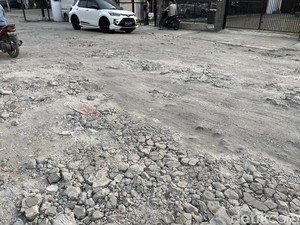 Dear Pak Bobby, Warga Ngeluh Jalan Danau Marsabut Medan Rusak Parah