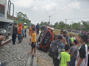 Mobil Bawa Balita-Bocah SD Tertabrak KA Barang di Tebing Tinggi