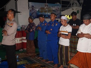 Menikmati Buka Puasa-Tarawih Bareng ABK di Perairan Surabaya