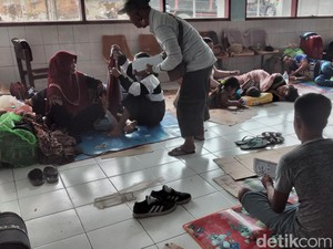 5 Hari Tertahan di Pelabuhan Kalianget Sumenep, Penumpang Mulai Sakit