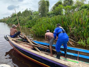 Polairud OKI Bersihkan Sungai-Pasang Rambu Cegah Laka Air