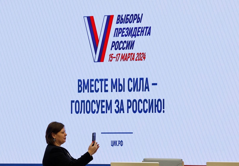A view shows a screen informing of Russia's presidential election, with the building of Moscow State University (MSU) in the background, in Moscow, Russia March 15, 2024.  REUTERS/Stringer