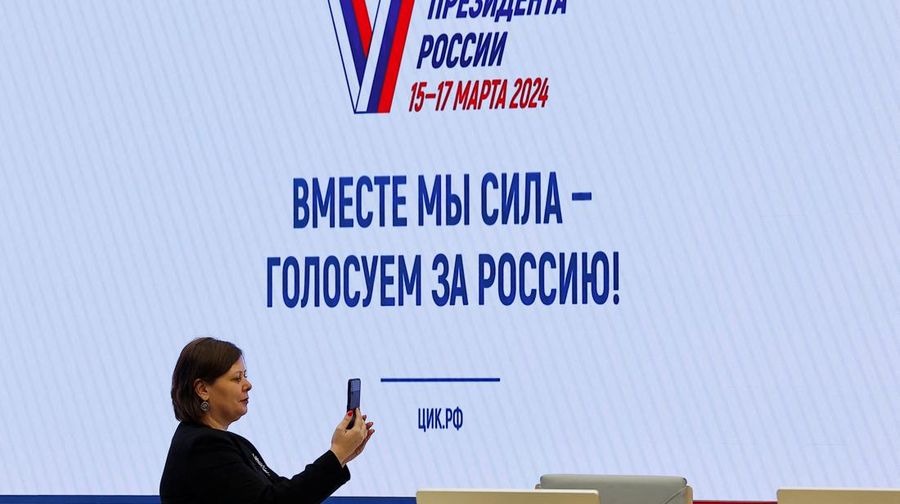 A view shows a screen informing of Russia's presidential election, with the building of Moscow State University (MSU) in the background, in Moscow, Russia March 15, 2024.  REUTERS/Stringer