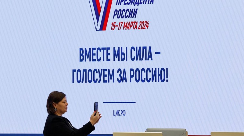 A view shows a screen informing of Russia's presidential election, with the building of Moscow State University (MSU) in the background, in Moscow, Russia March 15, 2024.  REUTERS/Stringer
