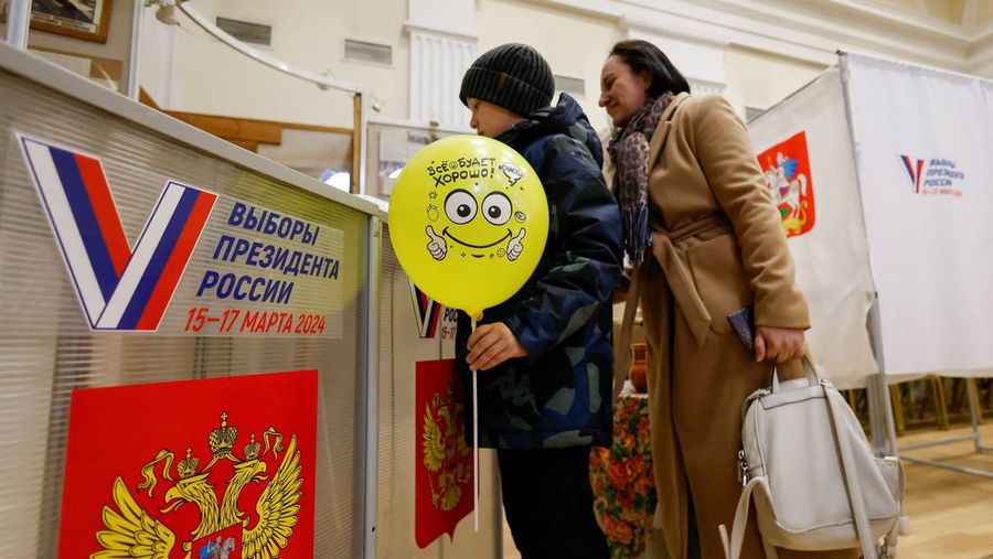 A view shows a screen informing of Russia's presidential election, with the building of Moscow State University (MSU) in the background, in Moscow, Russia March 15, 2024.  REUTERS/Stringer