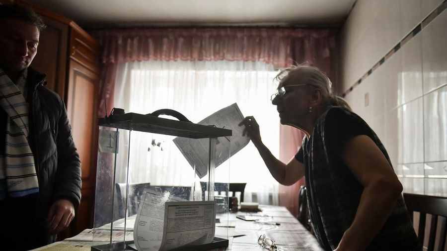 A woman casts her vote in a mobile ballot box during the Russian presidential election, in Novosibirsk, Russia March 15, 2024. REUTERS/Vladislav Nekrasov