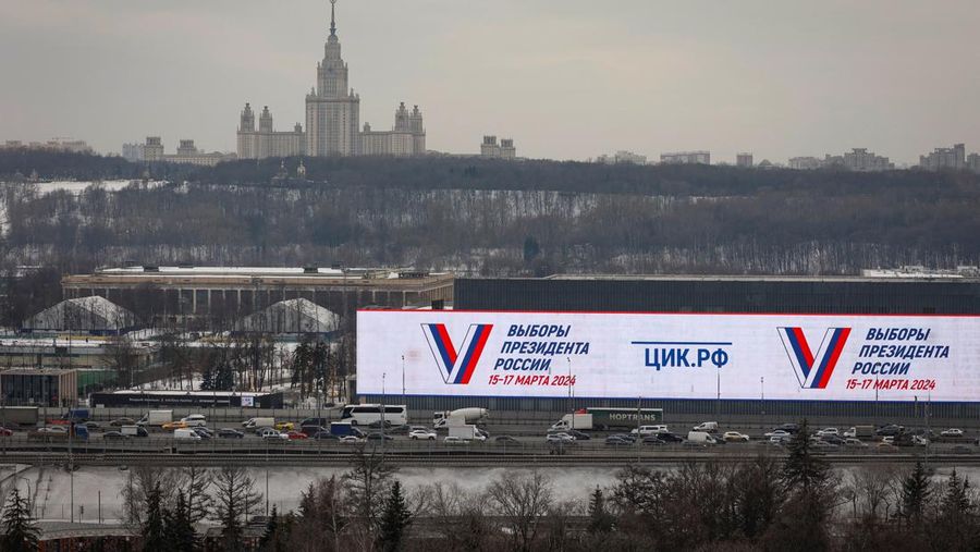 A view shows a screen informing of Russia's presidential election, with the building of Moscow State University (MSU) in the background, in Moscow, Russia March 15, 2024.  REUTERS/Stringer