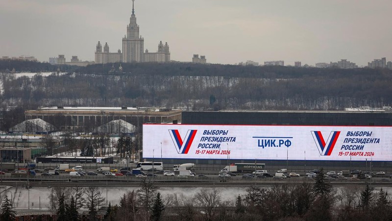 A view shows a screen informing of Russia's presidential election, with the building of Moscow State University (MSU) in the background, in Moscow, Russia March 15, 2024.  REUTERS/Stringer