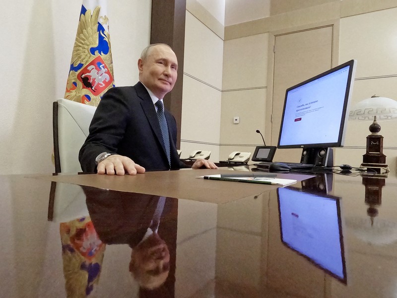 A view shows a screen informing of Russia's presidential election, with the building of Moscow State University (MSU) in the background, in Moscow, Russia March 15, 2024.  REUTERS/Stringer