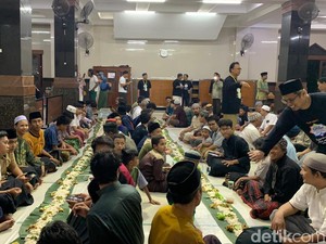 3 Tradisi Sambut Ramadhan di Bali: Megibung hingga Ngaminang