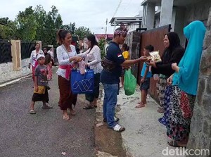 Toleransi Beragama, Umat Hindu di Bandar Lampung Bagikan Takjil