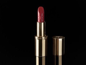 Celine Pertama Kali Rilis Lini Makeup, Meluncurkan Lipstik Merah