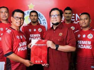 Delfi Adri Dipastikan Tidak Jadi Pelatih Kepala Semen Padang di Liga 1