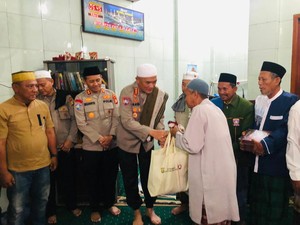 Subuh Keliling di Jakut, Polda Metro Bagikan Quran dan Sembako