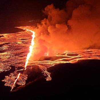 Begini Penampakan Letusan Gunung Berapi di Islandia