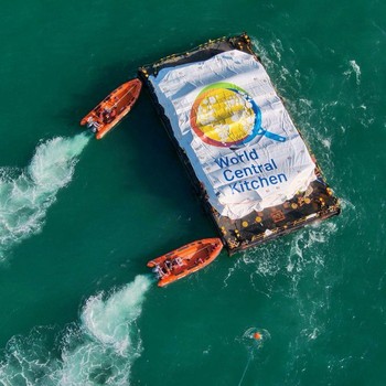 Detik-Detik Ratusan Ton Makanan Tiba di Laut Gaza