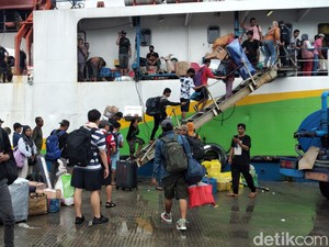 Ratusan Calon Penumpang di Pelabuhan Kalianget Akhirnya Terangkut