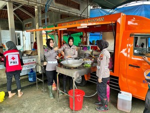 Polwan Cantik Polres Jepara Bantu Memasak untuk Pengungsi Banjir