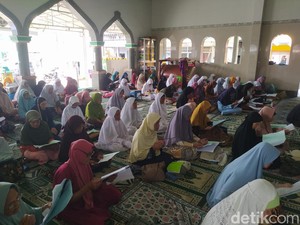 Menengok Lansia Nyantri di Pondok Sepuh Payaman Magelang