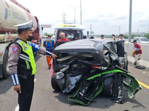 Porsche Tabrak Livina di Tol Kejapanan hingga Ringsek, Lalin Tersendat