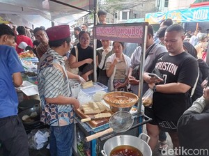 Cerita Penjual Takjil di Benhil, Pembeli Sudah Antre Sebelum Stan Buka