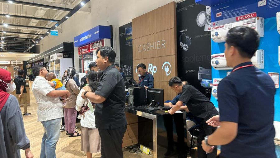 Antrian pengunjung berbelanja barang elektronik di Transmart Trans Studio Mall Cibubur, Minggu, (17/3/2024). (CNBC Indonesia/Mentari)
