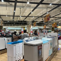 Barang Elektronik Jadi Buruan Warga di Transmart Jelang Lebaran