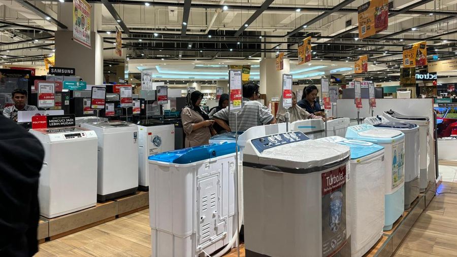 Antrian pengunjung berbelanja barang elektronik di Transmart Trans Studio Mall Cibubur, Minggu, (17/3/2024). (CNBC Indonesia/Mentari)