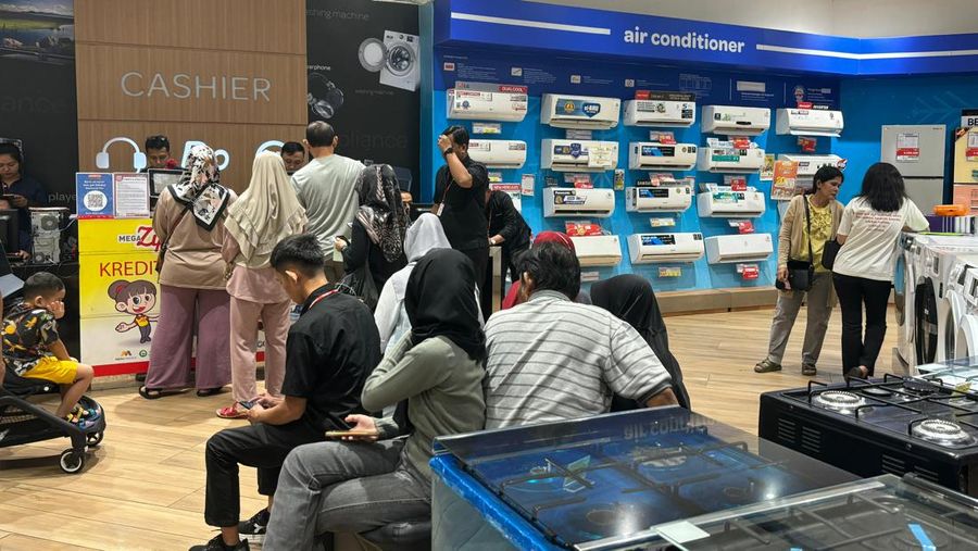 Antrian pengunjung berbelanja barang elektronik di Transmart Trans Studio Mall Cibubur, Minggu, (17/3/2024). (CNBC Indonesia/Mentari)