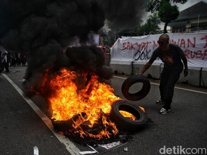 16 Orang Diamankan Terkait Demo di KPU dan DPR Kemarin