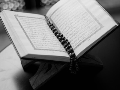 Kapan Al-Quran Diturunkan: Malam Lailatul Qadr atau Nuzulul Qur'an?