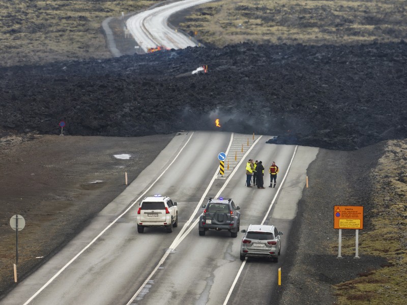 Aliran lava yang melintasi Grindavikurvegur, jalan menuju Grindavik di Islandia, Minggu 17 Maret 2024, sehari setelah letusan gunung berapi. Sistem vulkanik di Semenanjung Reykjanes di barat daya negara itu meletus pada Sabtu malam untuk keempat kalinya dalam tiga bulan. (AP Photo/Marco di Marco)